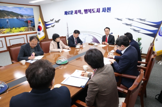 박동식 사천시장과 창원대학교 박민원 총장이 지난 22일, 오찬 간담회를 갖고, 국립창원대학교 사천 우주항공 캠퍼스를 2025년 3월 개교하기로 뜻을 모으고, 협력 방안에 대해 논의했다.